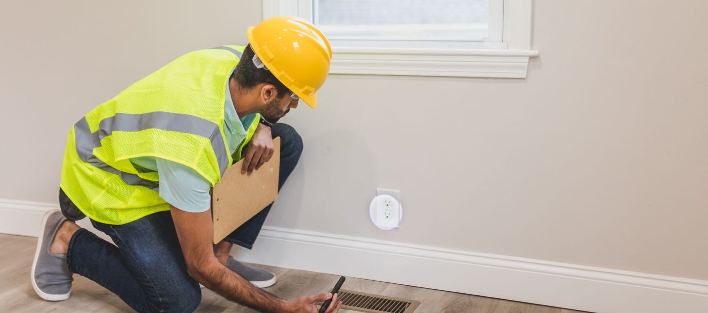 Diagnostiqueur immobilier en intervention dans un logement
