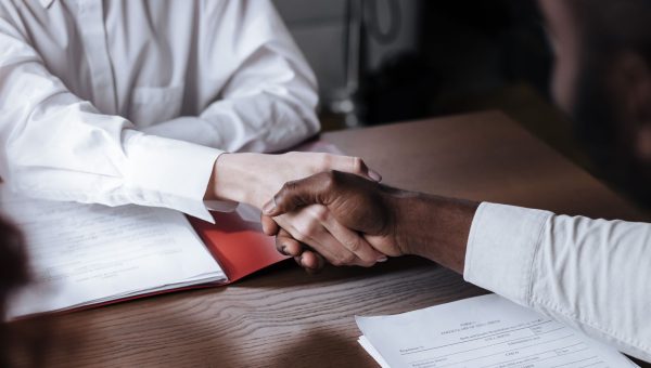 Signature d'un premier contrat de diagnostiqueur immobilier