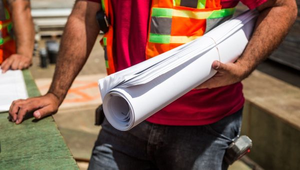 Conducteur de travaux sur chantier, passerelle vers le diagnostic immobilier