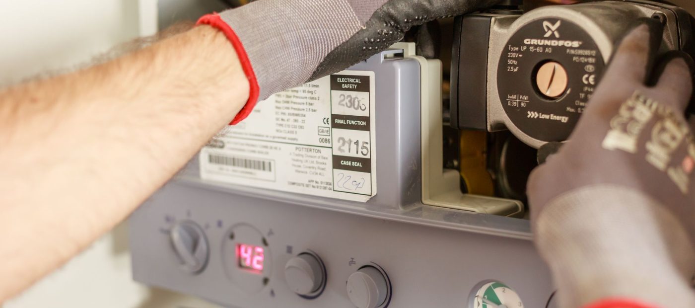Plombier-chauffagiste au travail, passerelle vers le diagnostic