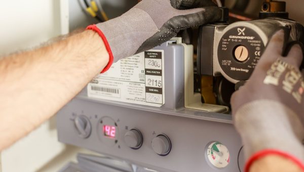 Plombier-chauffagiste au travail, passerelle vers le diagnostic
