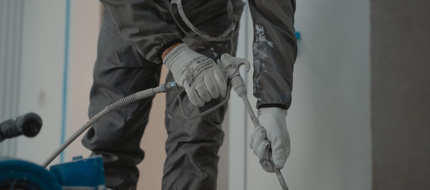 Intervenant équipé sur un chantier de rénovation