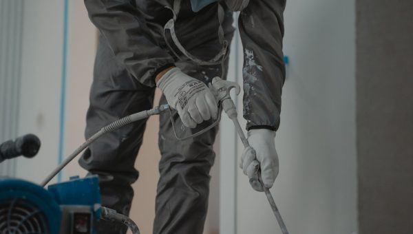 Intervenant équipé sur un chantier de rénovation