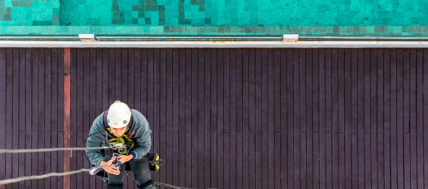 Diagnostiqueur relevant la performance thermique d'un bâtiment