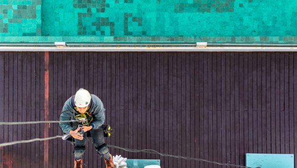 Diagnostiqueur relevant la performance thermique d'un bâtiment