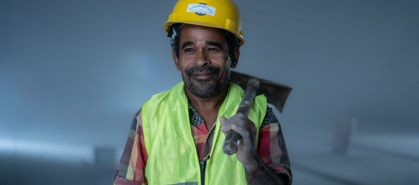 Professionnel du bâtiment sur son lieu de travail