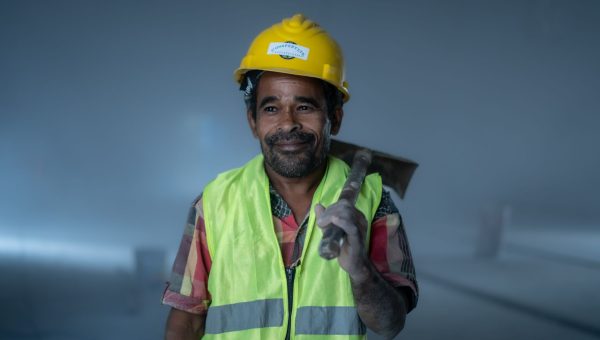 Professionnel du bâtiment sur son lieu de travail