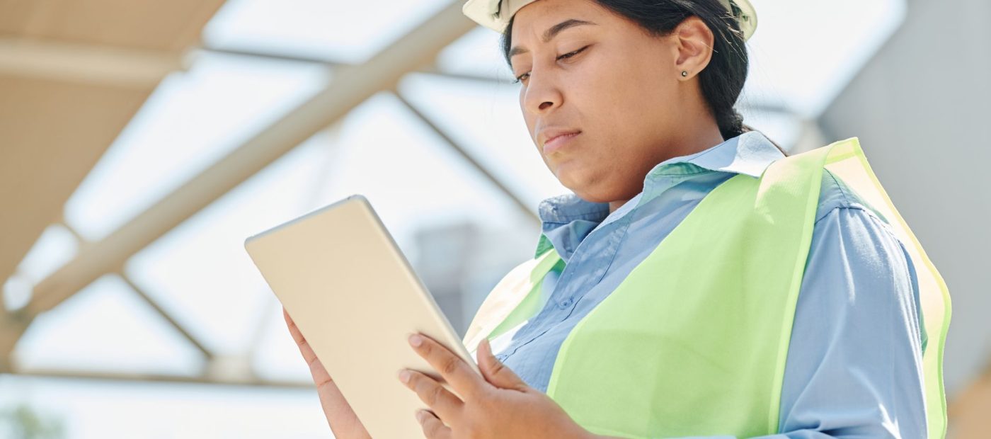 Technicien relevant des données sur site